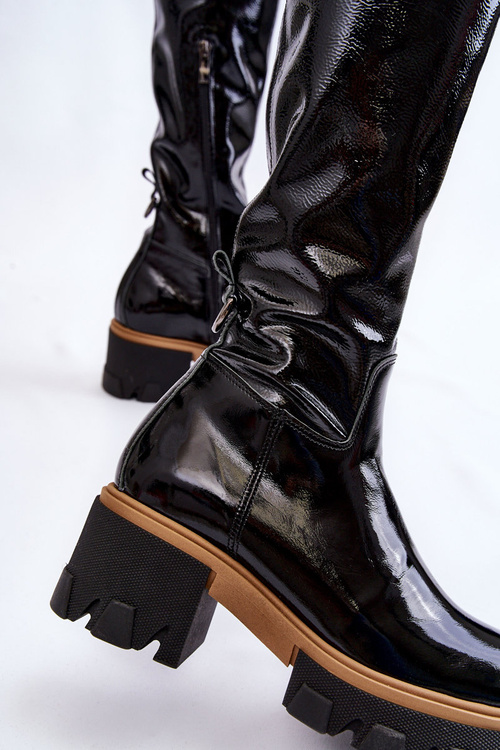 Módne lakované dámske topánky pred kolennou čiernou venise