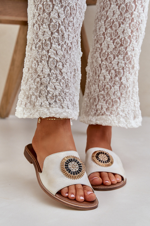 Kožené Pantofle S Dekorací Na Plochém Podpatku Zlato Ošoupané Lewski 3047/O