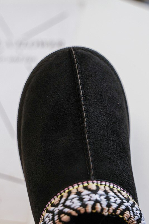 Pošmyknuté detské papuče izolované čierne olivane