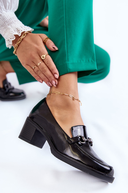 Kožené čerpadlá na stĺpe s čiernou dekoráciou Semila