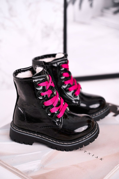 Detské topánky izolované s kožušinou lakovanou čiernou ružovkou