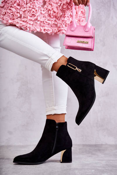 semišové boty na sloupku s ozdobou Černé Erine