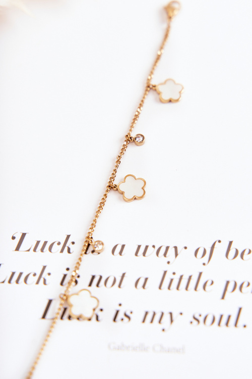 Náramok na reťazci so zlatými bielymi kvetmi