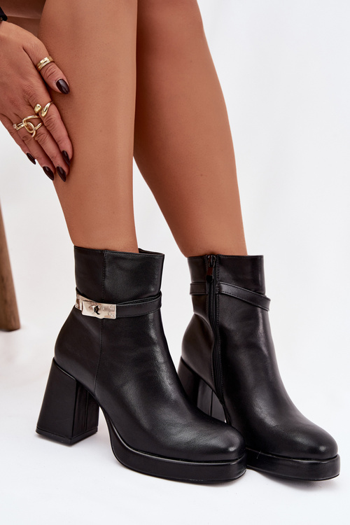 Zateplené dámske členkové topánky na opätku s ozdobným pásom čierne Giordina