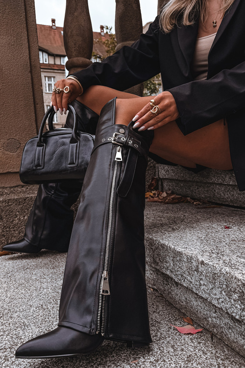 Zateplené dámske čižmy nad kolenom na opätku s pásikom sponou a strieborným zipsom Čierne Reisa