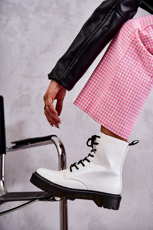 Ženské izolované topánky bieleho salmy