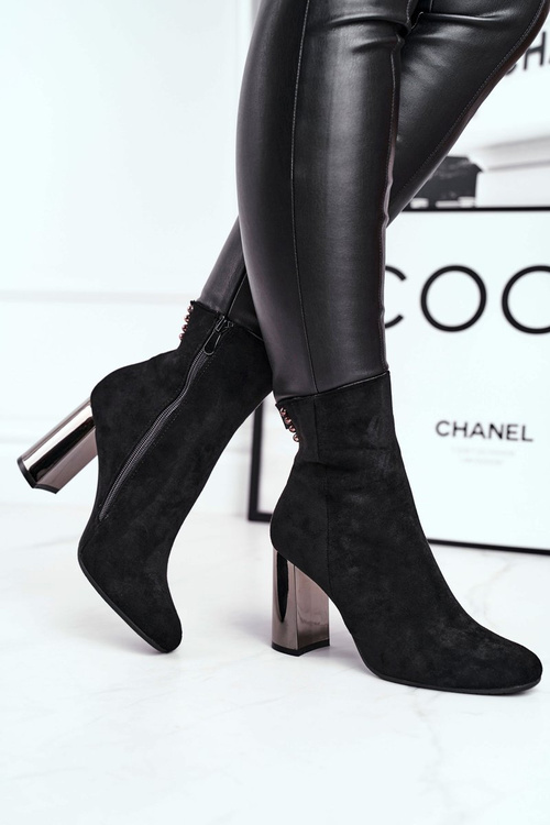 Dámske topánky na čiernom trendovom príspevku