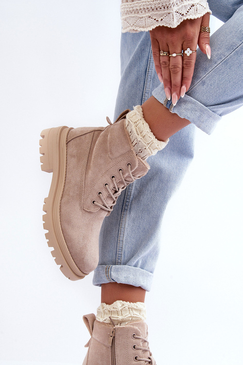 Semišové topánky izolované béžové topánky