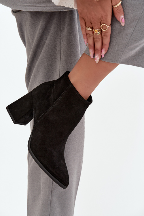 Čierne členkové topánky z pravej nubukovej kože na opätku Zazoo 3128