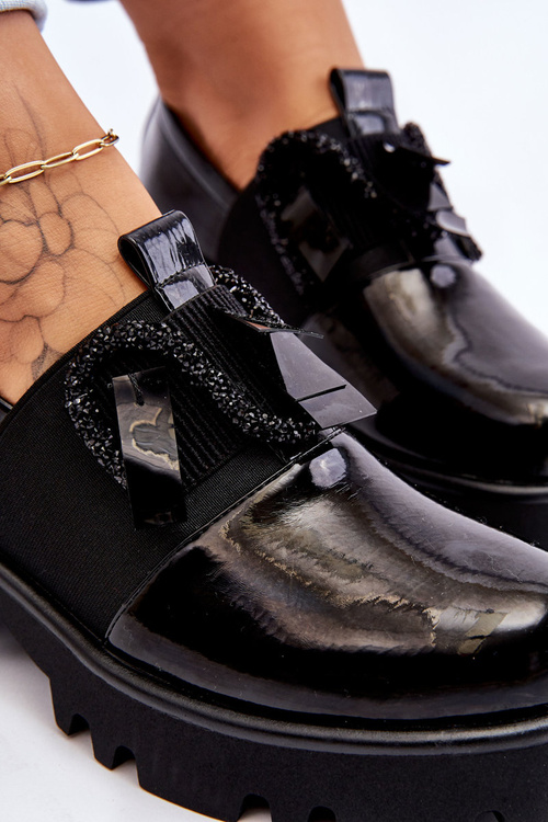 Maľované topánky s čiernymi dekoráciami keily