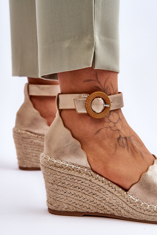 Kožené sandály na klínu Comfort Shoe zlato Verola