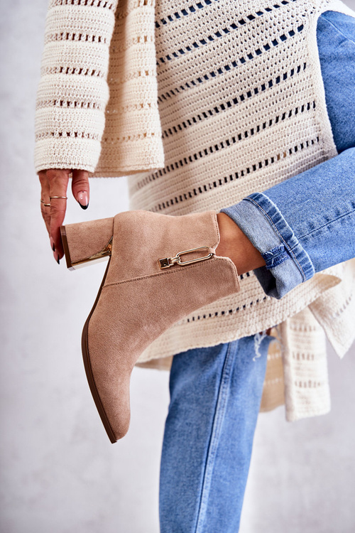 Semišové topánky na mieste s dekoráciou béžovej erine