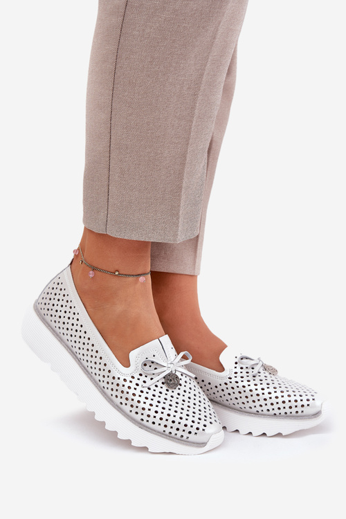 Dámske Kožené Polobotky S Ažúrovým Dizajnom Z Prírodnej Kože D&A LR51-631 Strieborné