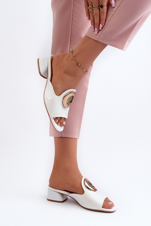 Elegantní lakované dámské pantofle na nízkém podpatku s zlatou ozdobou bílé Uzimila