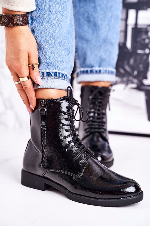 Klasické dámske izolované lakované topánky čierna jednoduchosť