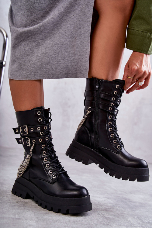 Topánky s vysokými pracovníkmi s reťazou čierneho fittera