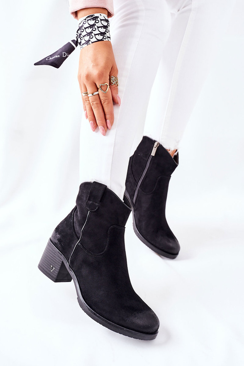 Ženské semišové čierne topánky Izolované topánky