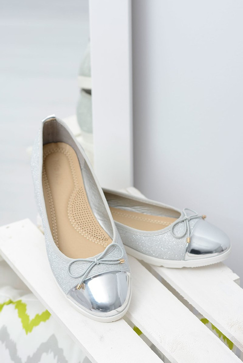 Strieborné trblietavé baleríny skĺznuté na Laya