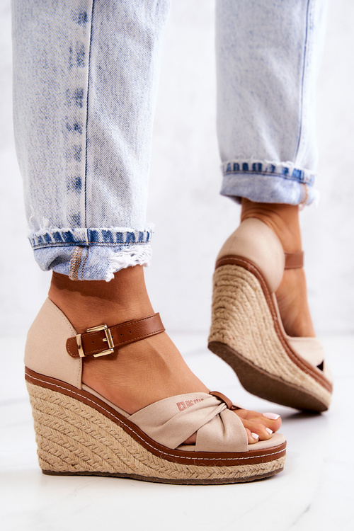 Dámske sandále na klinách veľká hviezda JJ274939 béžová