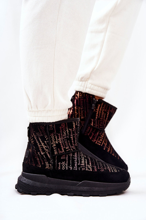 Izolované snehové topánky s tlačou čierne freesia