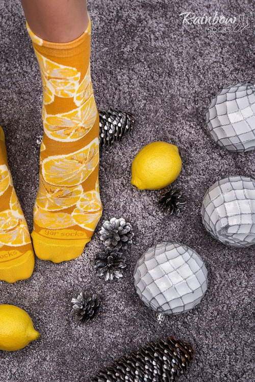 Dúhové ponožky ponožky ovocie v citrónovej nádobe. Mrkva hrach 2 páry