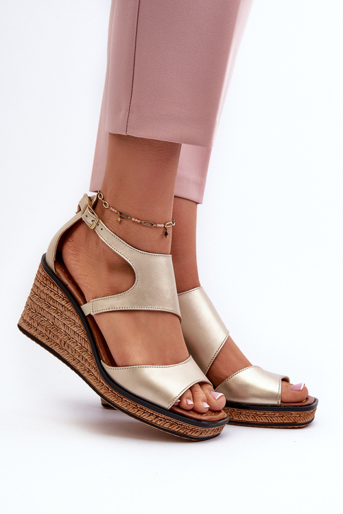 Dámske kožené sandále na klinu Maciejka 06657-25 Zlaté