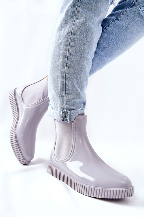 Lesklé jamky na vodopádovej šedej plošine