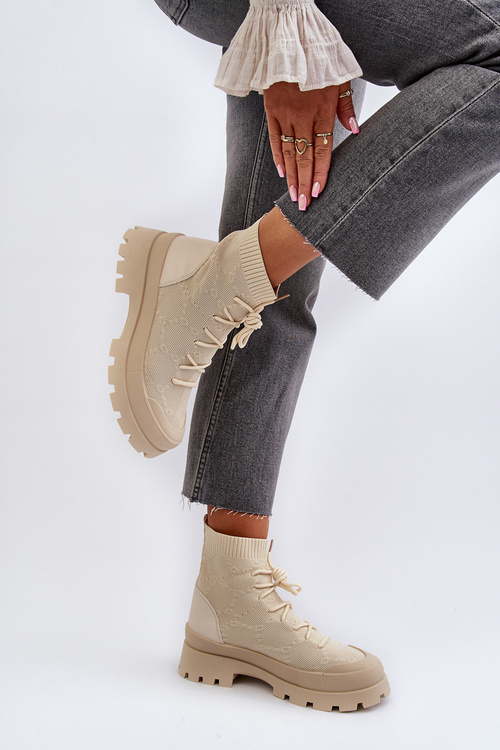 Dámske tašky s béžovými ponožkami