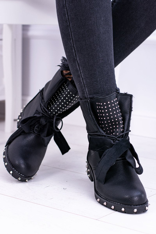 Izolované topánky žien s hrotmi a kamienkami Neso