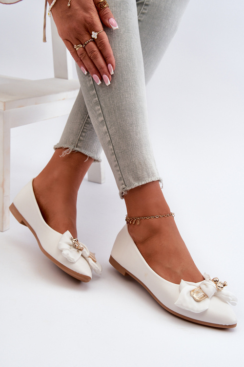 Dámske ekokožené baleríny s mašľou a brošňou biela Satris