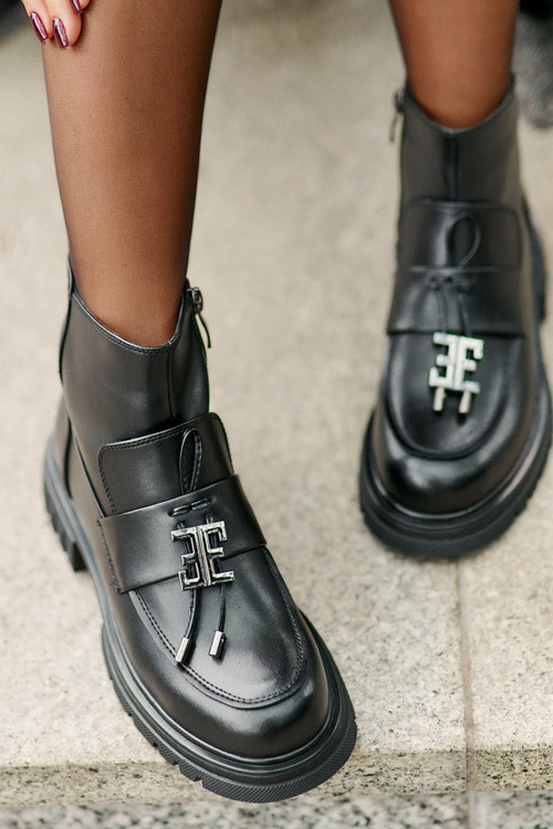 Kožené Kotníkové Boty Na Plochém Podpatku S Dekorací Zateplené Černé Asperra