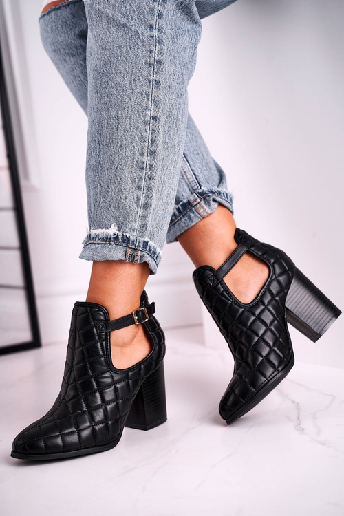 Ženské topánky na prešívanom príspevku s výrezmi čierne sny