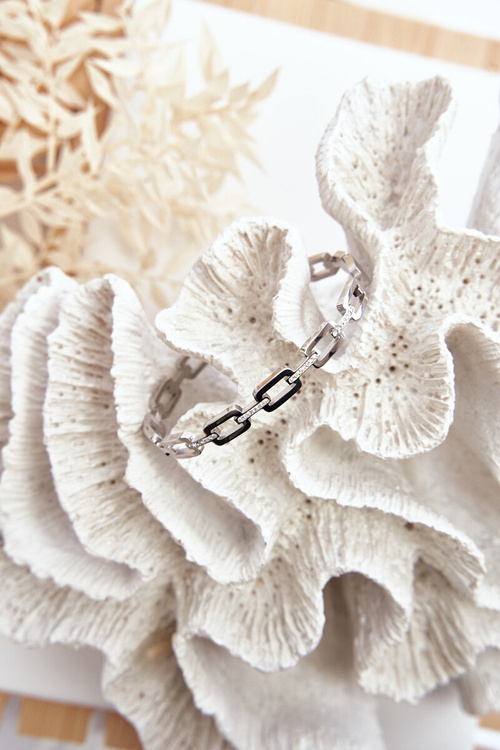 Dámský stříbrný náramek zdobený zirkony