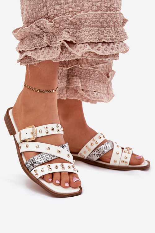 Ozdobené dámske šľapky na plochom podpätku s pásikmi a prackou biele Manitte