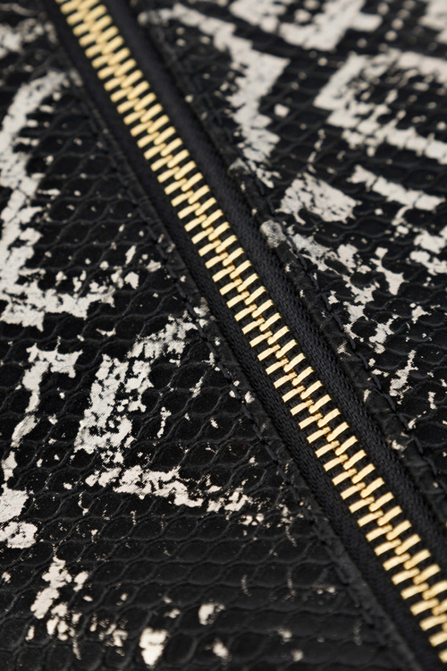 NOBO N1330-CM23 čierna a zlatá hadová taška