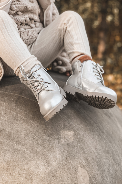 Detské izolované topánky striebra