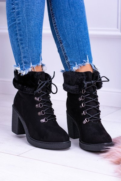Čierne ženské topánky s kožušinou na príspevku vplyvu