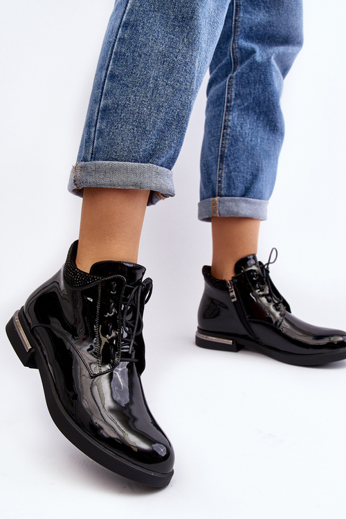 Dámské lakové polobotky na plochém podpatku Lu Boo černé