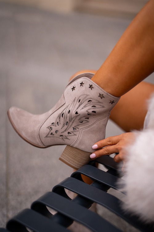 Vyřezávané Kozačky Z Semiše Na Podpatku Kávové Lewski 3613