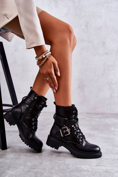 Čierne topánky na kožené lanelly s opaskom a cvočkami