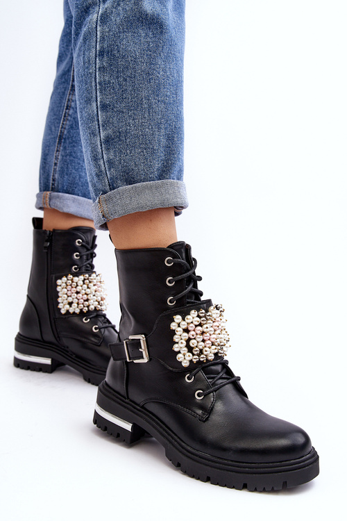 Izolované topánky ženských pracovníkov zdobené čiernymi venizmi