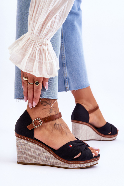 Dámske sandále na pletenej klinovej čiernej Judith