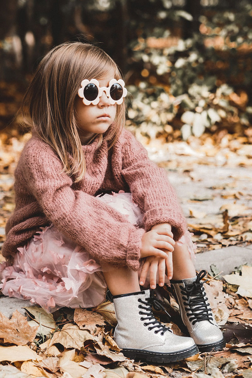 Detské topánky izolované zipsom lakovaným strieborným goopy