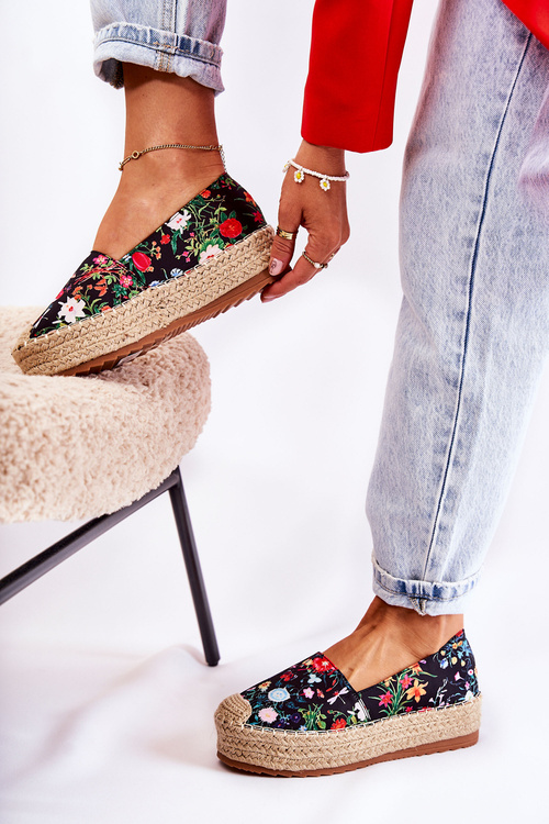 Módne posuvné espadrilly s čiernymi kvetmi