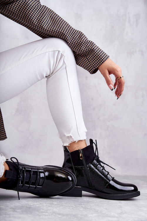 Maľované čipky s čiernymi katériami