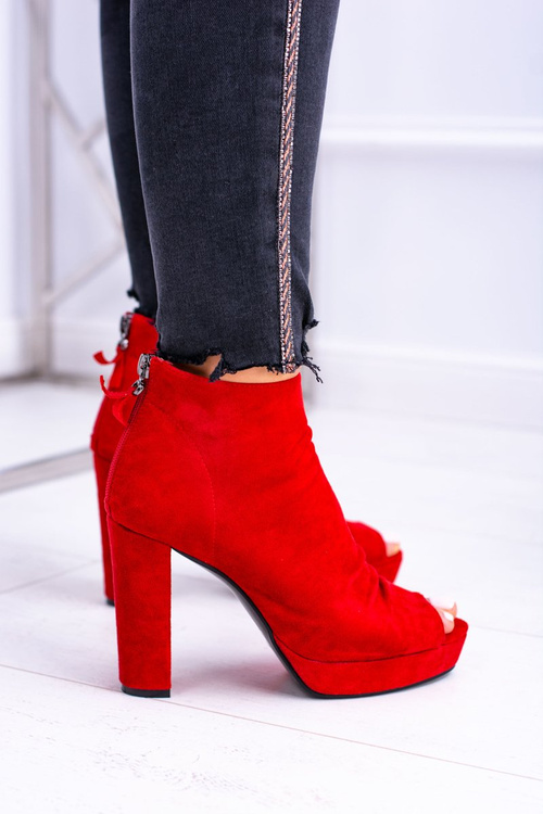 Ženské topánky na príspevku objavili prsty Red Temira