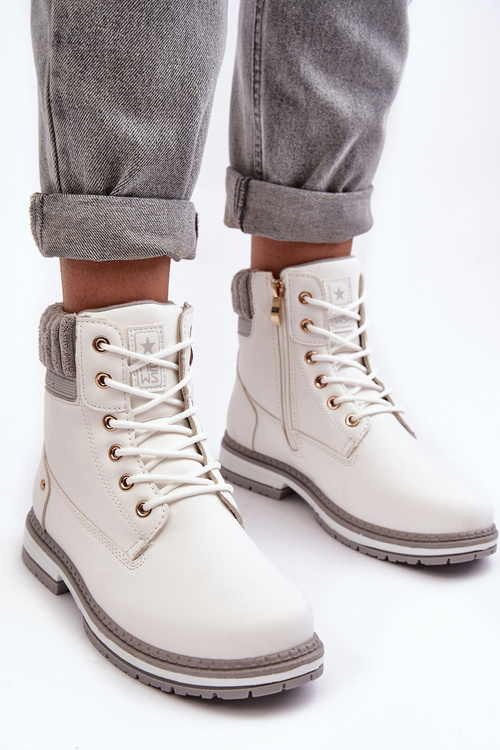 Dámske kožené izolované topánky v bielej katalis