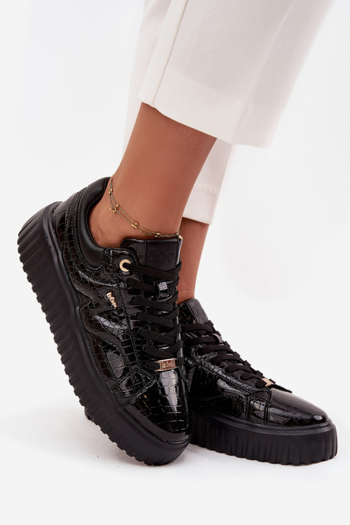 Lakovane dámske sneakers na platforme Lee Cooper LCJ-25-09-3870 Čierne