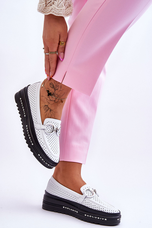 Klasické prolamované kožené mokasíny s dekorací bílou Rendy