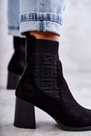 Dámske semišové topánky s čiernymi ponožkami